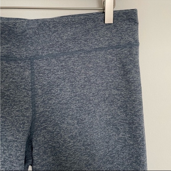 Under Armour StudioLux Capri Leggings - Picture 4 of 9